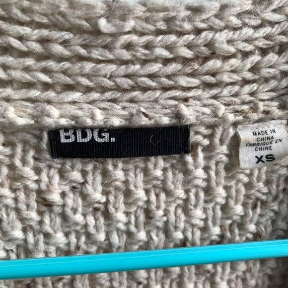 BDG UO Oatmeal Cable knit Chunky Oversized Cardigan Leather  Look Buttons  - XS - Picture 3 of 7